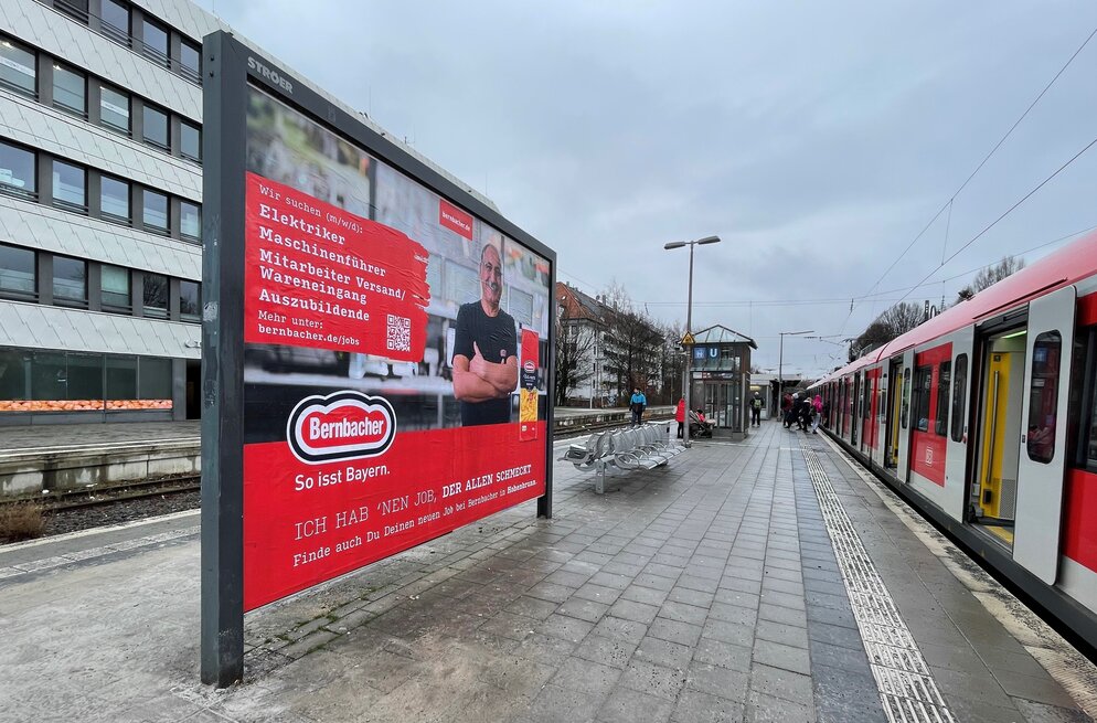 Großpflächenplakat in München für Employer Branding mit überzeugender Message.